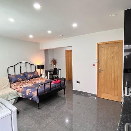 Full Studio Near Heathrow Airport & London Hayes  Esterno foto